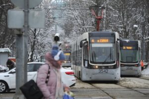 Трамвай — помеха слева: автолюбителям объяснили, как не получить новый штраф