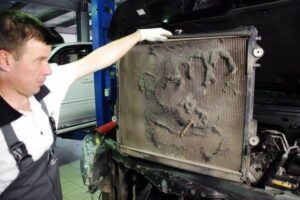 Как почистить радиатор охлаждения автомобиля от грязи