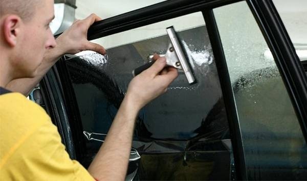 Какой пленкой разрешено тонировать передние стекла и процесс тонировки стекол автомобиля