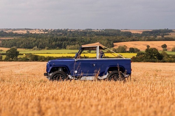 Рестомод Land Rover Defender от Kingsley Re-Engineered: деревенский шик с мотором V8